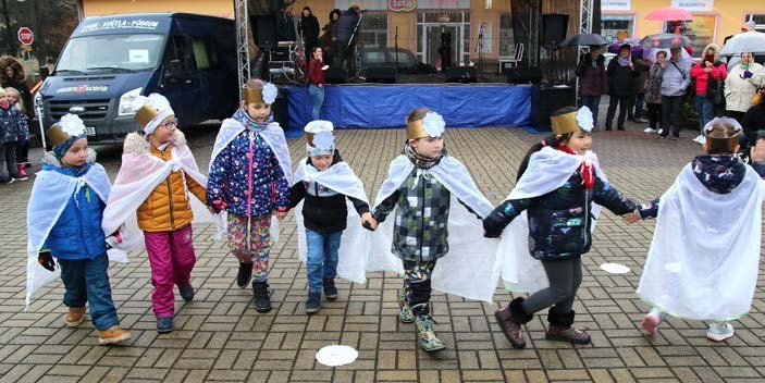 Děti v kostýmech při vystoupení na Svatomartinských slavnostech (Slavkovský zpravodaj, 12/2021)