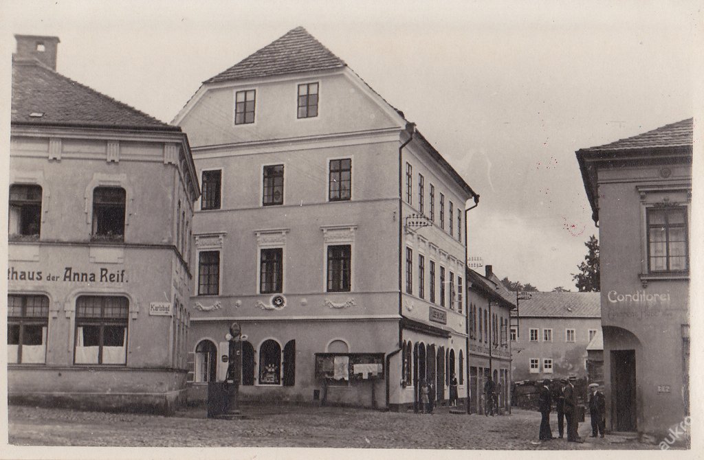 dnes zničená zástavba v horní části náměstí