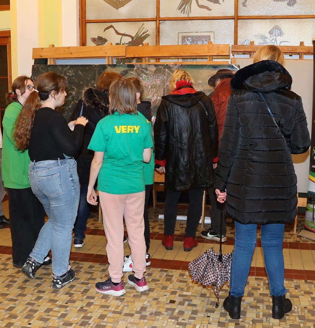 Komunitní akce v sále s návštěvníky (Slavkovský zpravodaj, 1/2024)